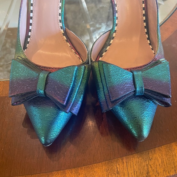 Betsey Johnson Sz 10 Stilettos, Rainbow High Heels Metallic Fancy Bow Pumps - Picture 2 of 9